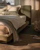 Linea Bett mit Kopfteil aus Samt in Mandelbeige (Magic Velvet 2282), 180x200 cm von Micadoni – Bild 3