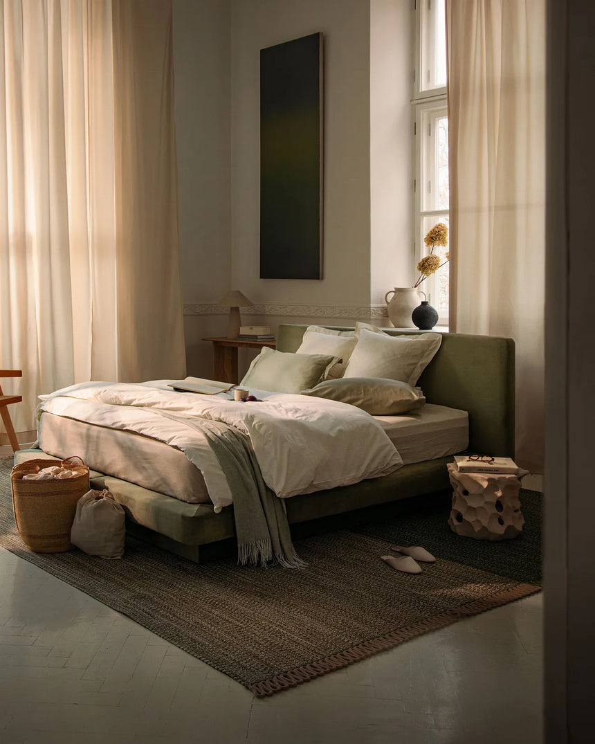 Linea Bett mit Kopfteil aus Samt in Senf (Magic Velvet 2288), 200x200 cm von Micadoni – Bild 2