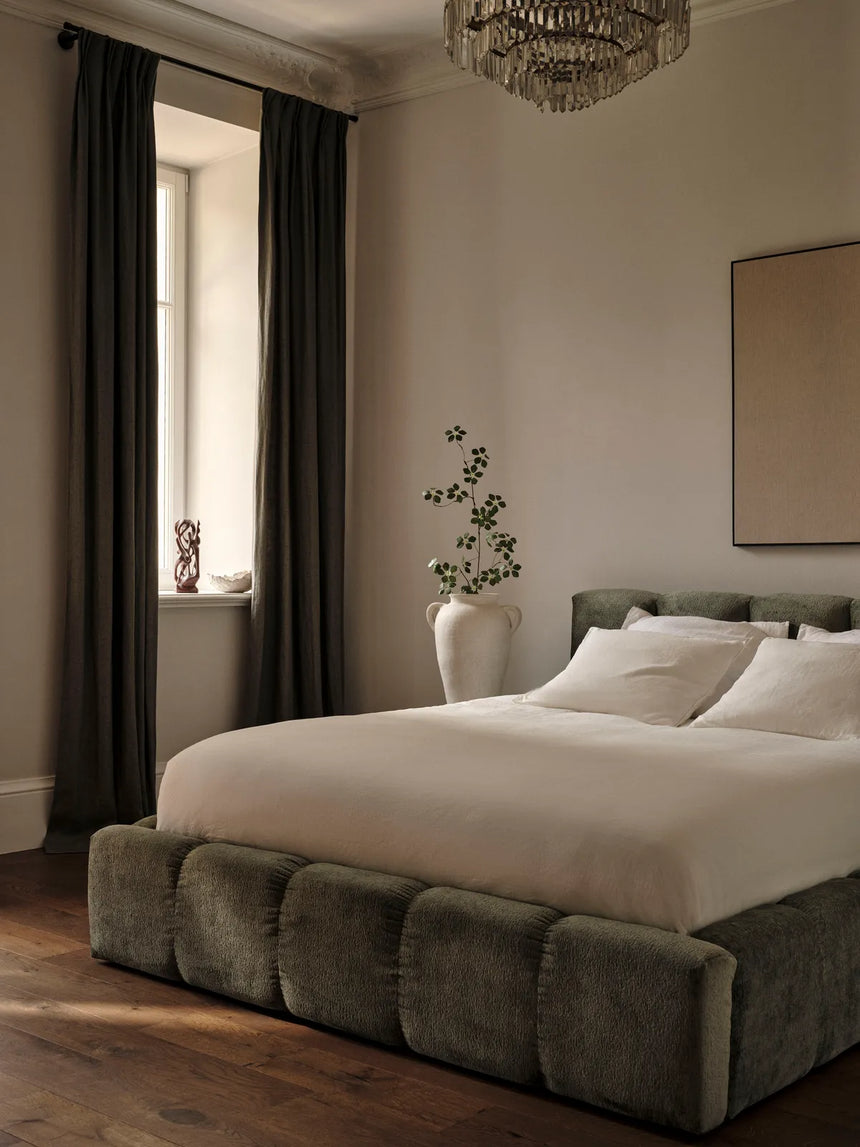 Lupine Bett mit Kopfteil und Stauraum aus Chenille in Hellgrün (Loris 38), 180x200 cm von Micadoni – Bild 4