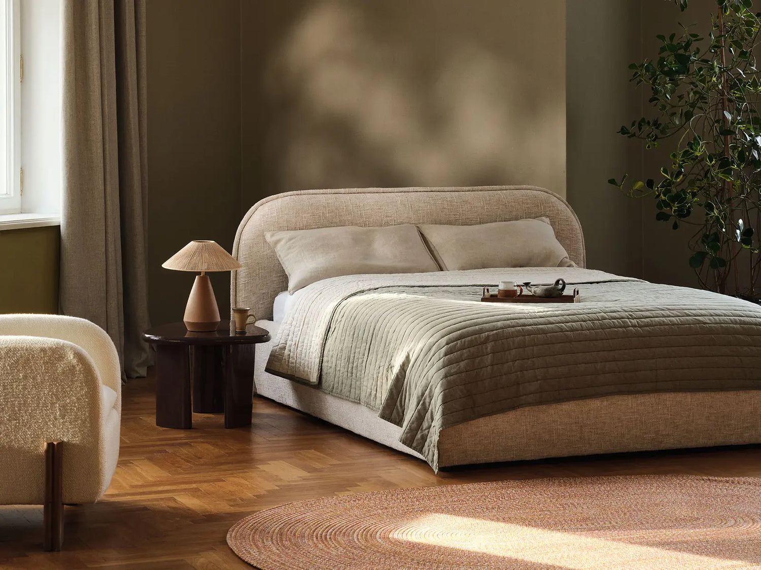 Murada Bett mit Kopfteil und Stauraum aus Chenille in Graubraun Melange (Tracy 211.13), 200x200 cm von Micadoni – Bild 3