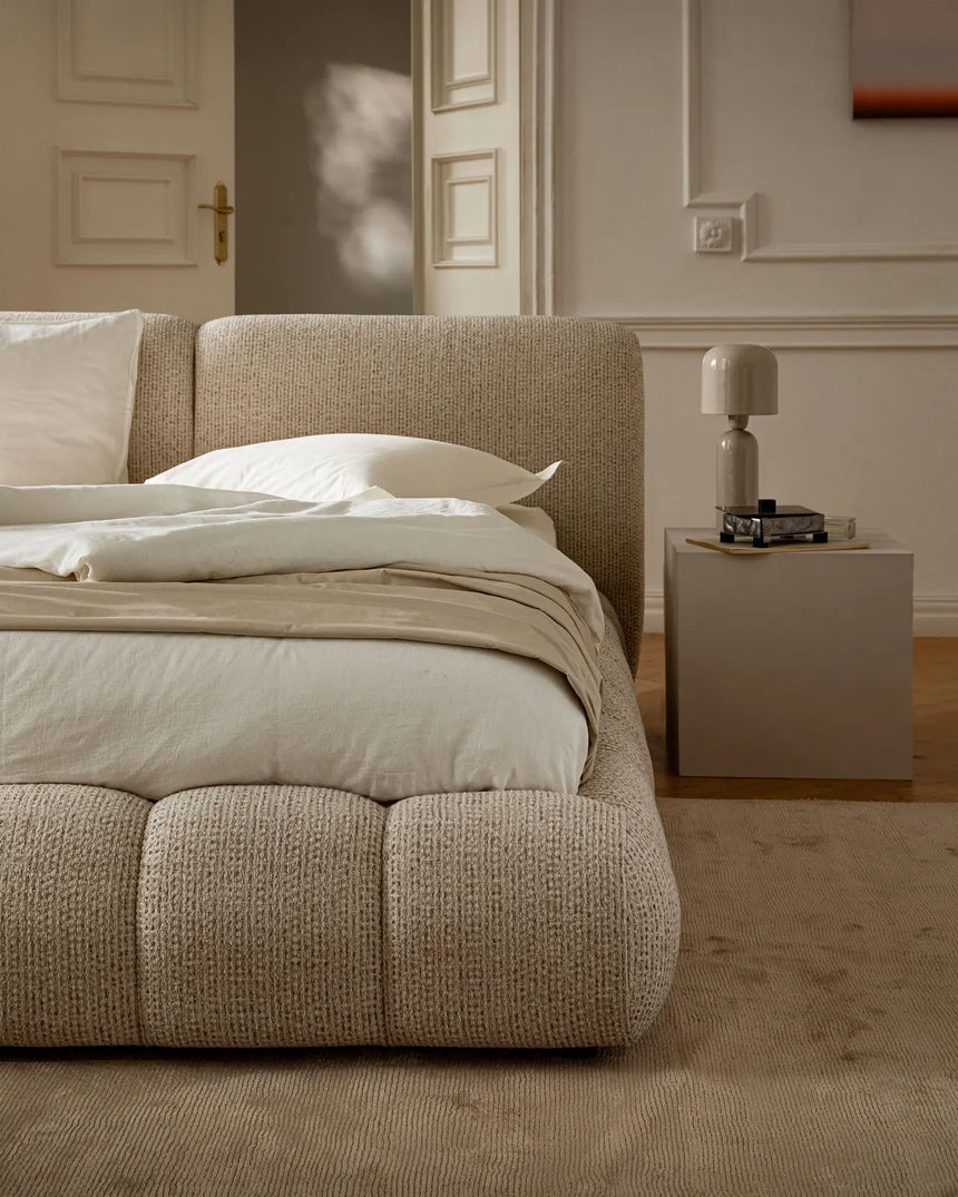 Solange Bett mit Kopfteil und Stauraum aus Samt oder Chenille, 160x200 cm von Micadoni – Bild 3