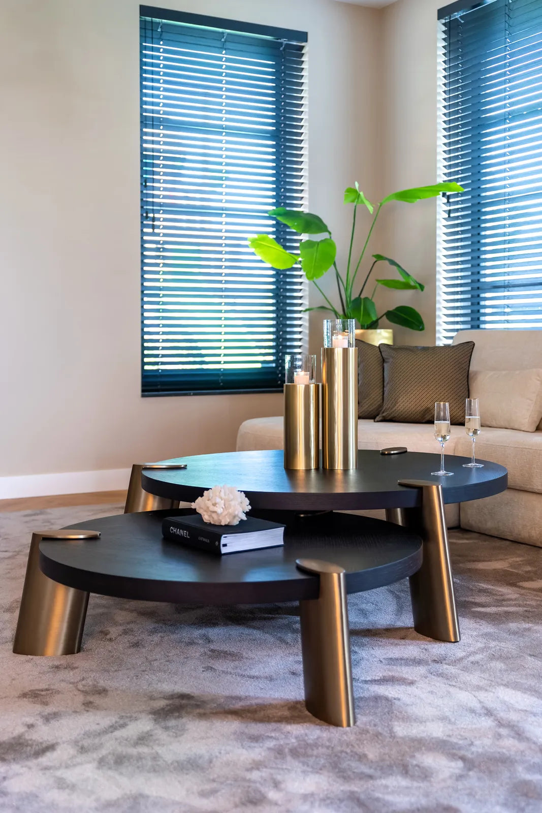 Couchtisch Alexander Jones (Brody) aus Eichenfurnier in gold/schwarz (Set of 2), 122x122x42 cm von Richmond Interiors – Produktbild 7