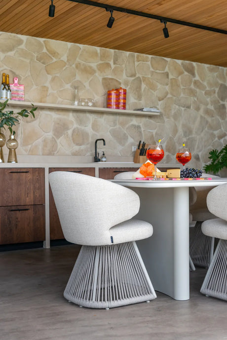 Outdoor-Essstuhl Nuba in beige alpine von Richmond Interiors – Bild 11