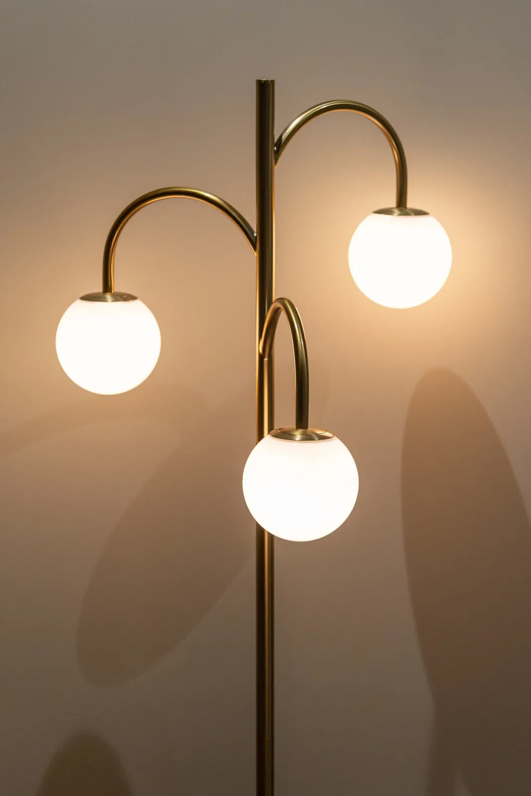 Stehlampe Janou in gold aus Marmor und Eisen, 46x42x155 cm von Richmond Interiors – Produktbild 5