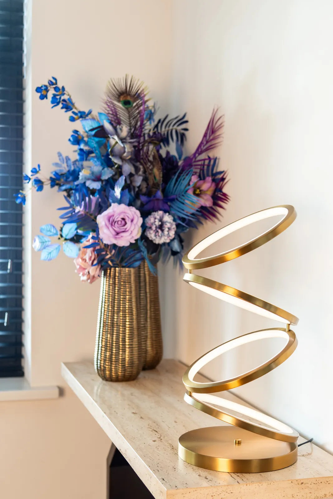 Tischlampe Jaimin in brushed gold aus Stahl, 25x25x53 cm von Richmond Interiors – Produktbild 3