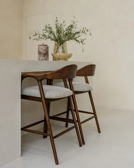 Tresenhocker Mihara mit flammhemmendem Bezug in mocca fancy von Richmond Interiors – Bild 2