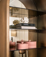 Vitrine Bowic in brushed gold, 90x38x210 cm von Richmond Interiors – Bild 8