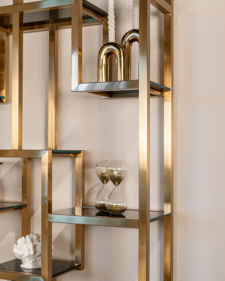 Vitrine Magnus aus Sicherheitsglas und Edelstahl in brushed gold, 108x29x230 cm von Richmond Interiors – Bild 9