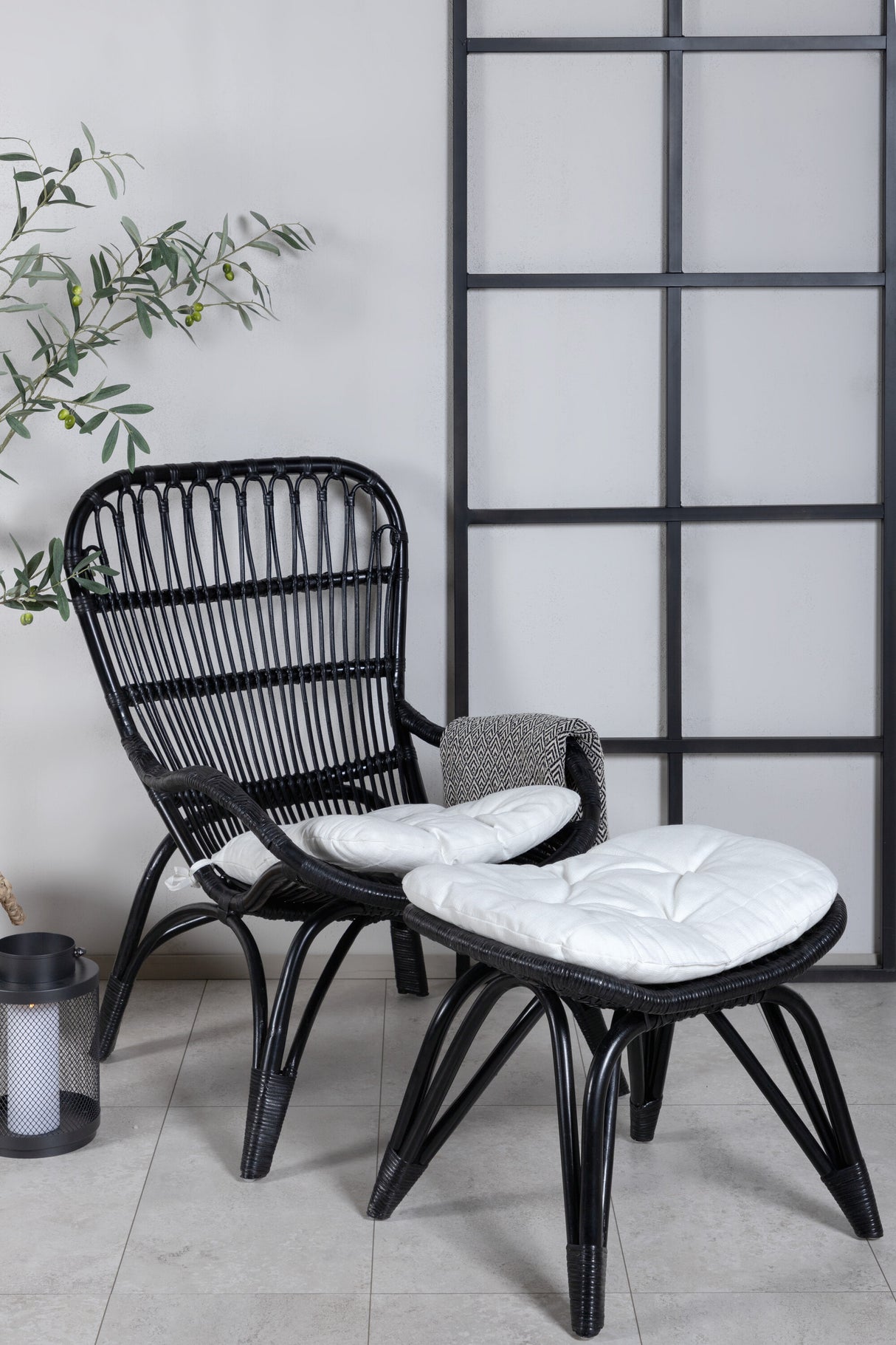 Ella Lounge Chair Schwarz Rattan / Offwhite Kissen