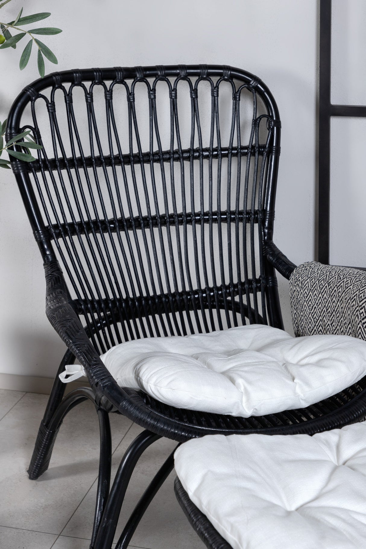 Ella Lounge Chair Schwarz Rattan / Offwhite Kissen