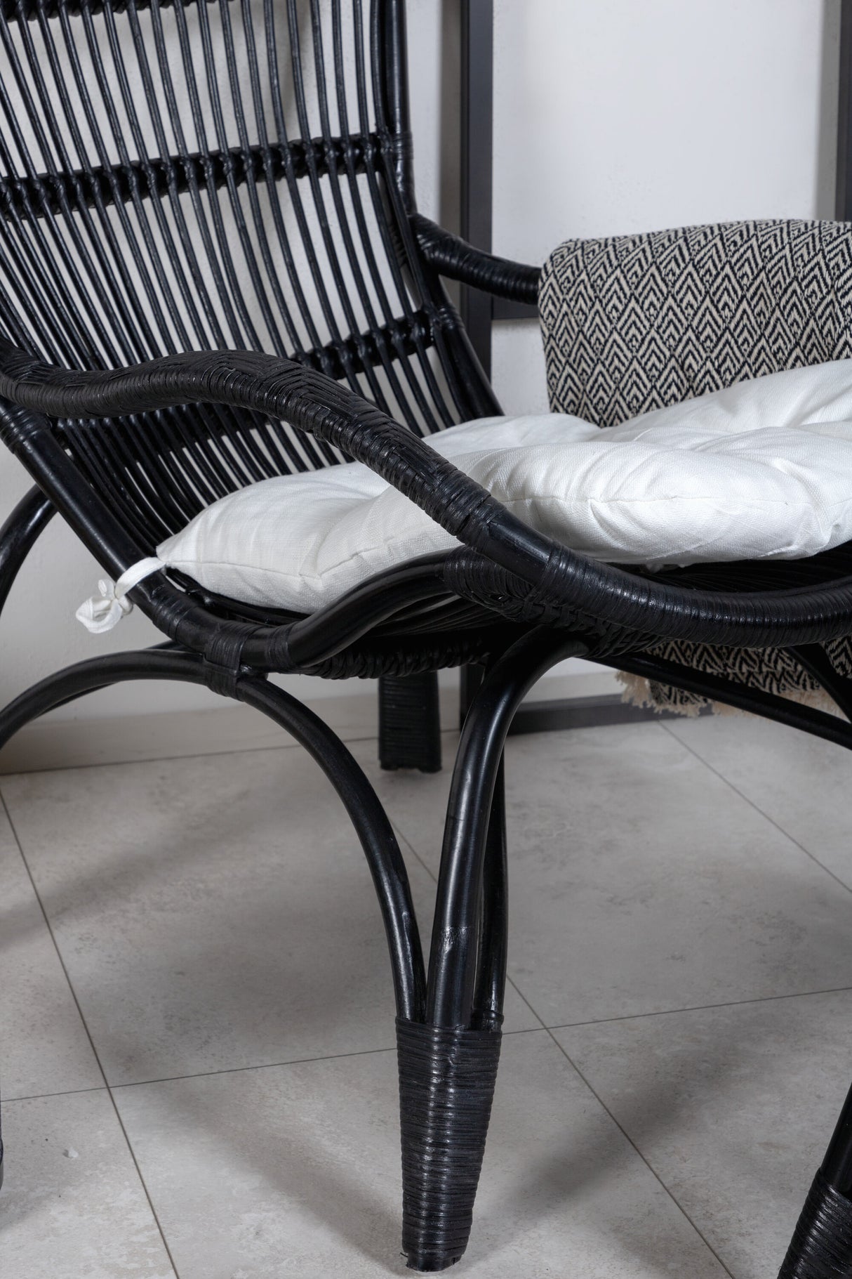 Ella Lounge Chair Schwarz Rattan / Offwhite Kissen
