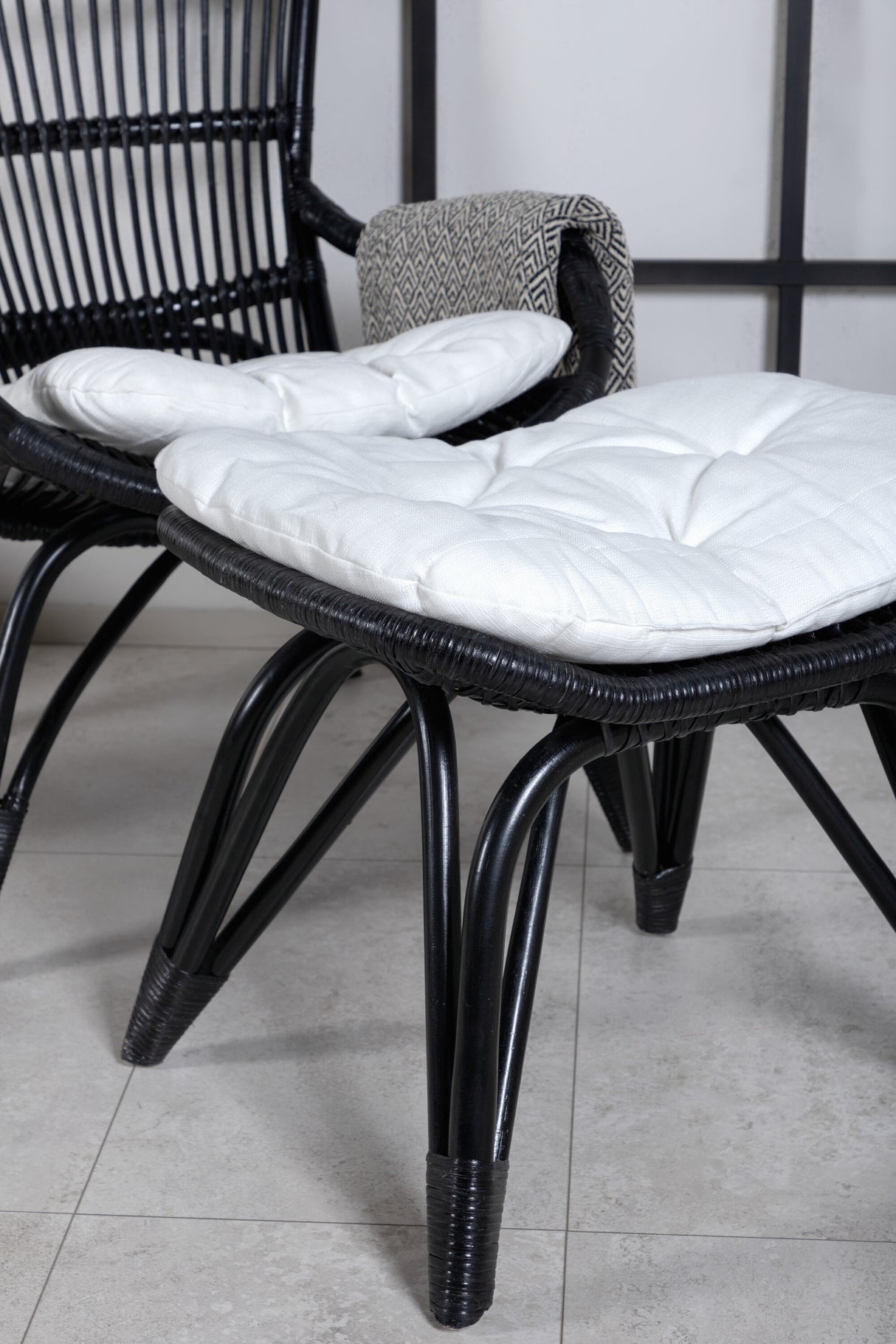 Ella Lounge Chair Schwarz Rattan / Offwhite Kissen