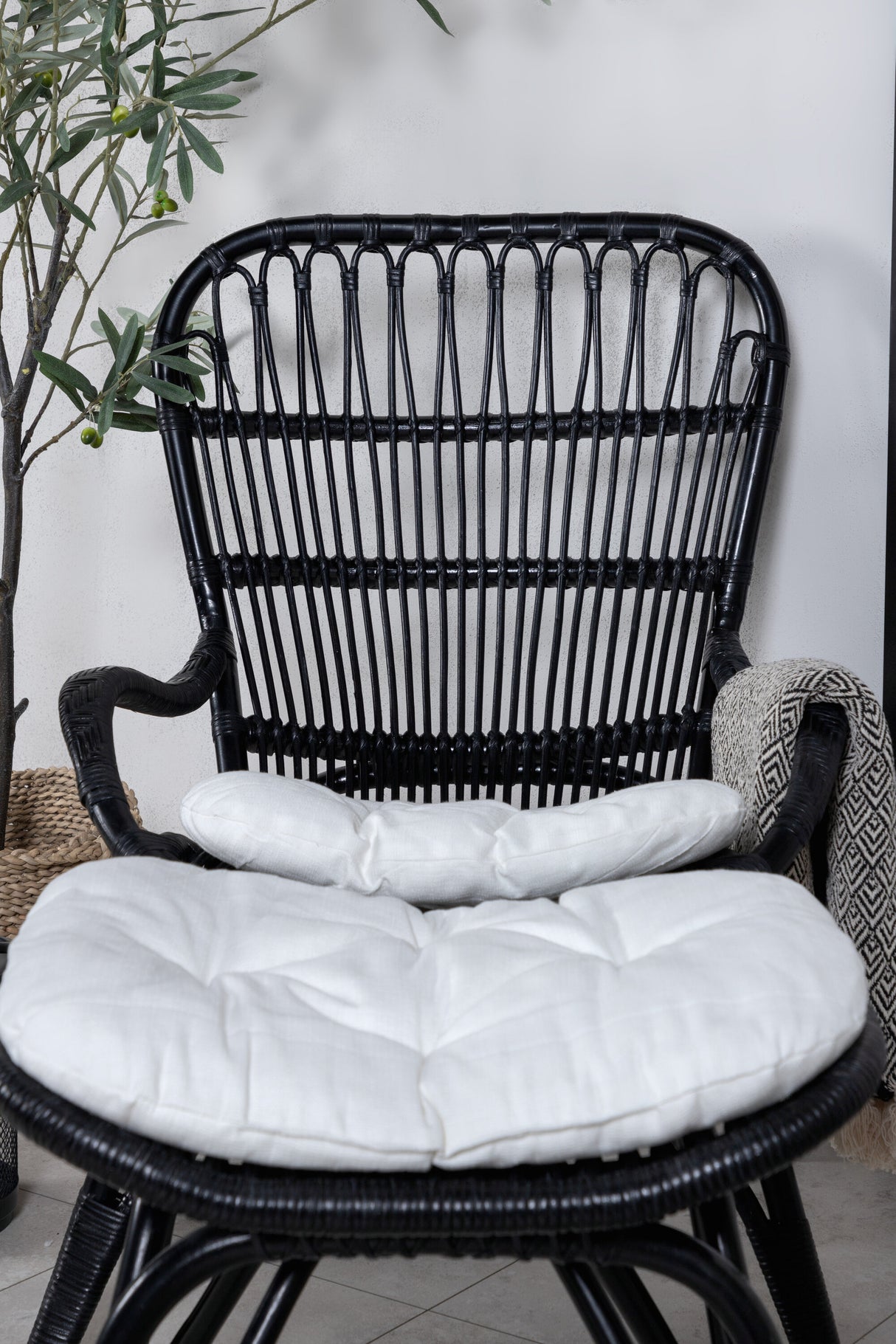 Ella Lounge Chair Schwarz Rattan / Offwhite Kissen