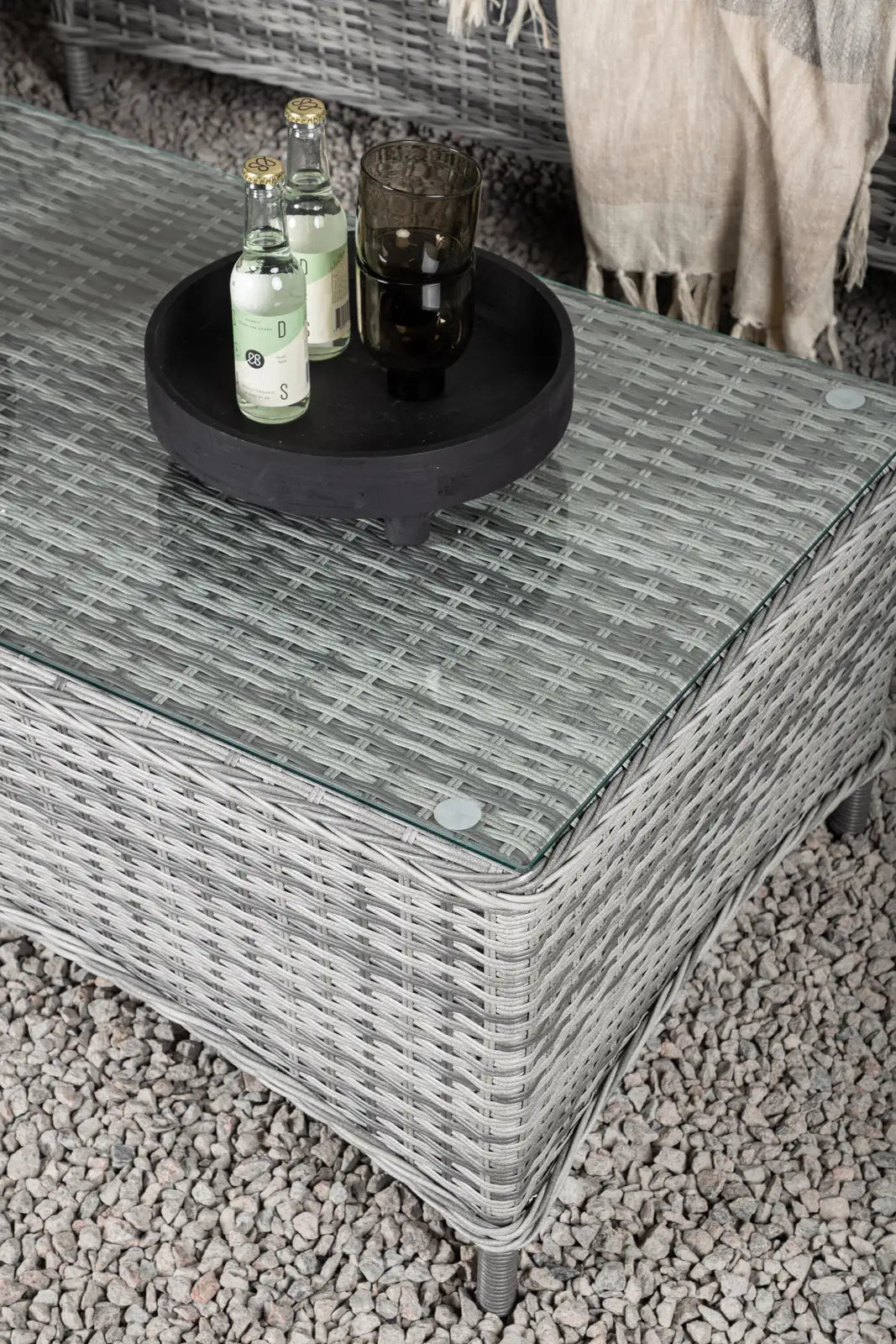 Garten Sitzgruppe Vikelund aus Kunststoffgeflecht und Glas in Grau von Venture Home – Bild 17