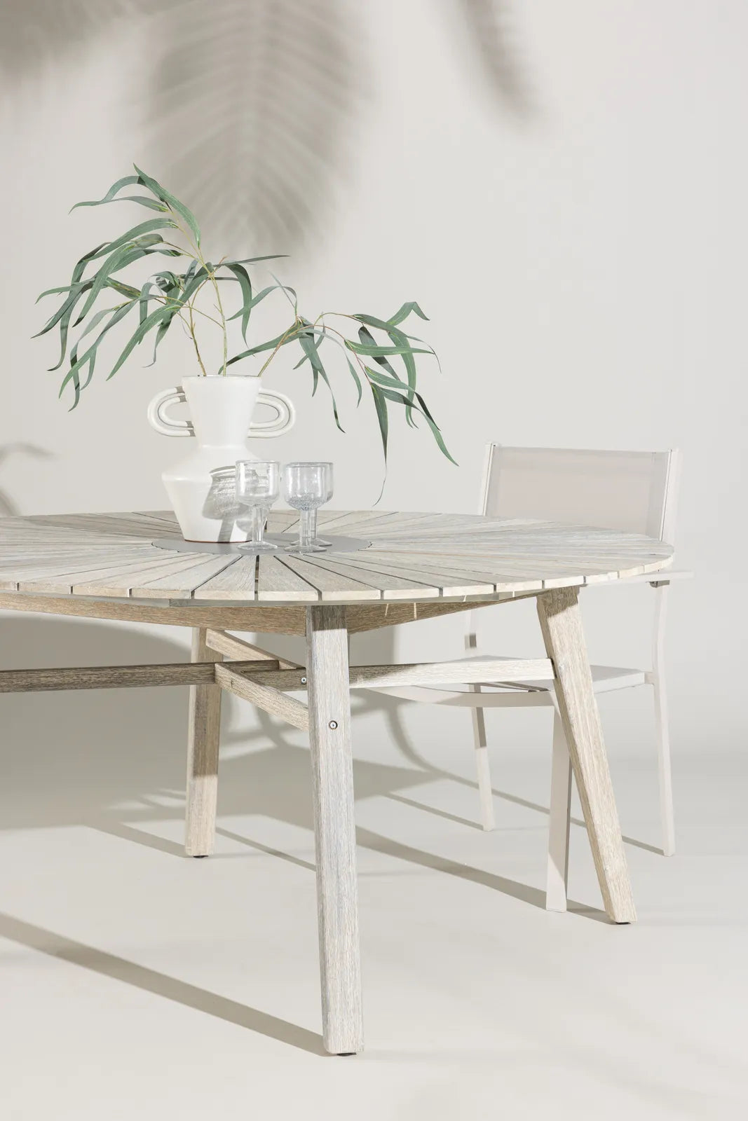 Gartentisch Rives aus Akazienholz und Zement in Whitewash und Grau, 150x150x75 cm von Venture Home – Bild 14