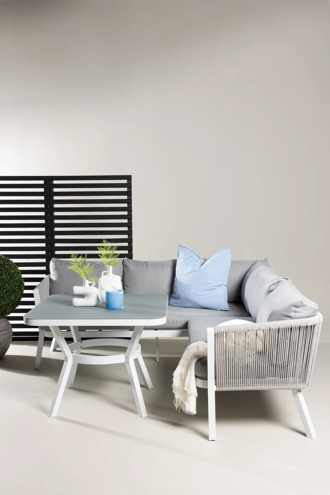 Outdoor Ecksofa-Gruppe Virya aus Aluminium in Weiss und grauem Geflecht inkl. Kissen von Venture Home – Bild 13