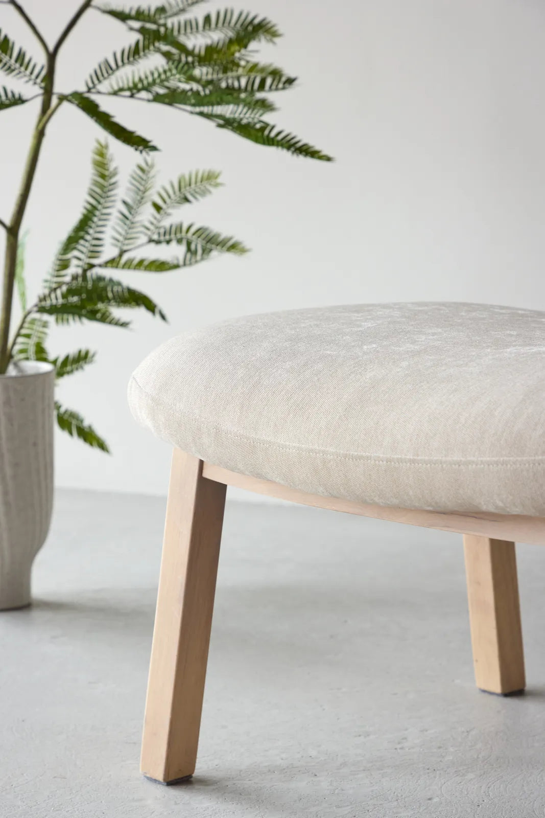 Pouf Rile aus Gummiholz in tünchenfarbenem Beige von Venture Home – Bild 14