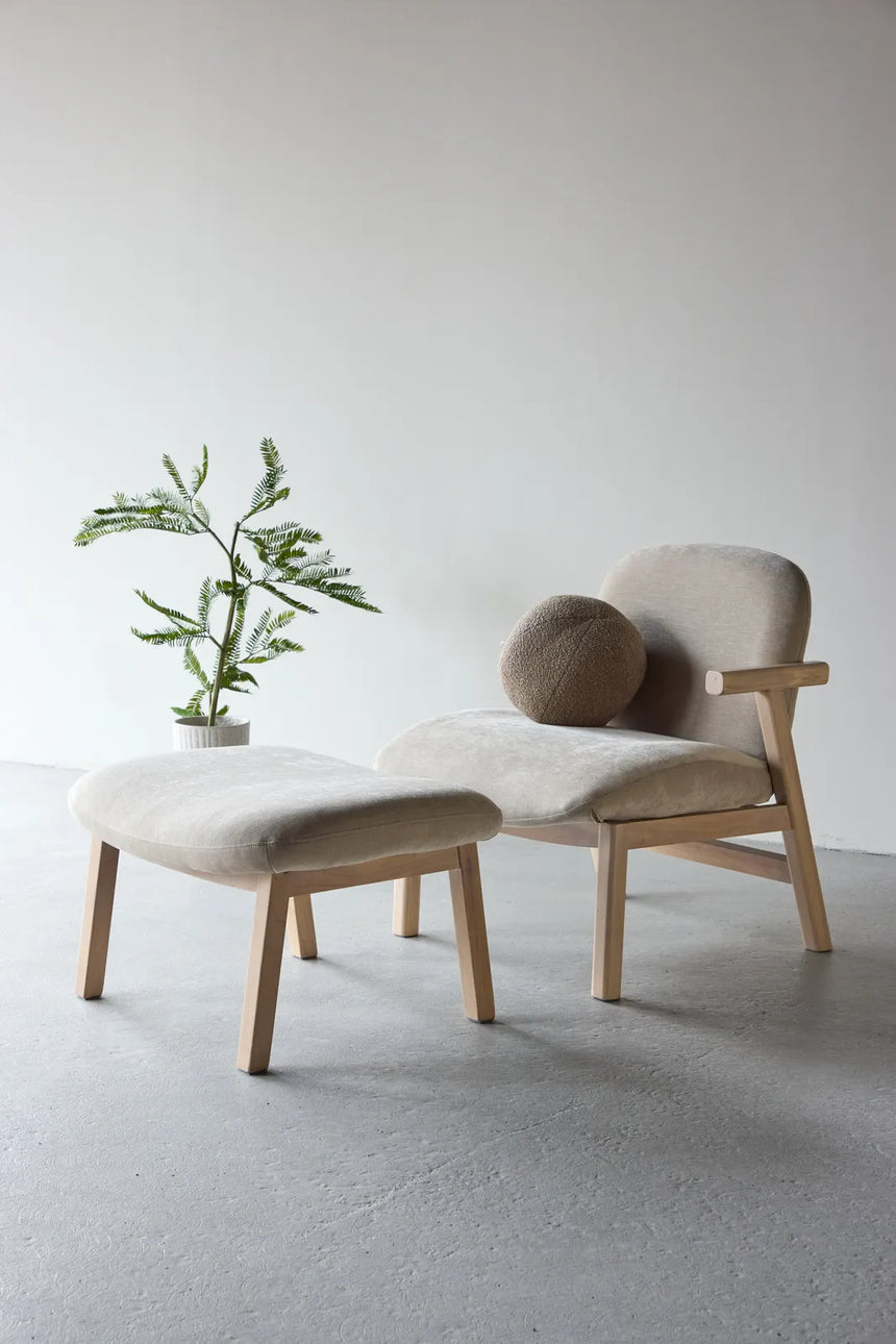 Sessel Rile aus Gummiholz mit Pouf in tünchenfarbenem Beige von Venture Home – Bild 13