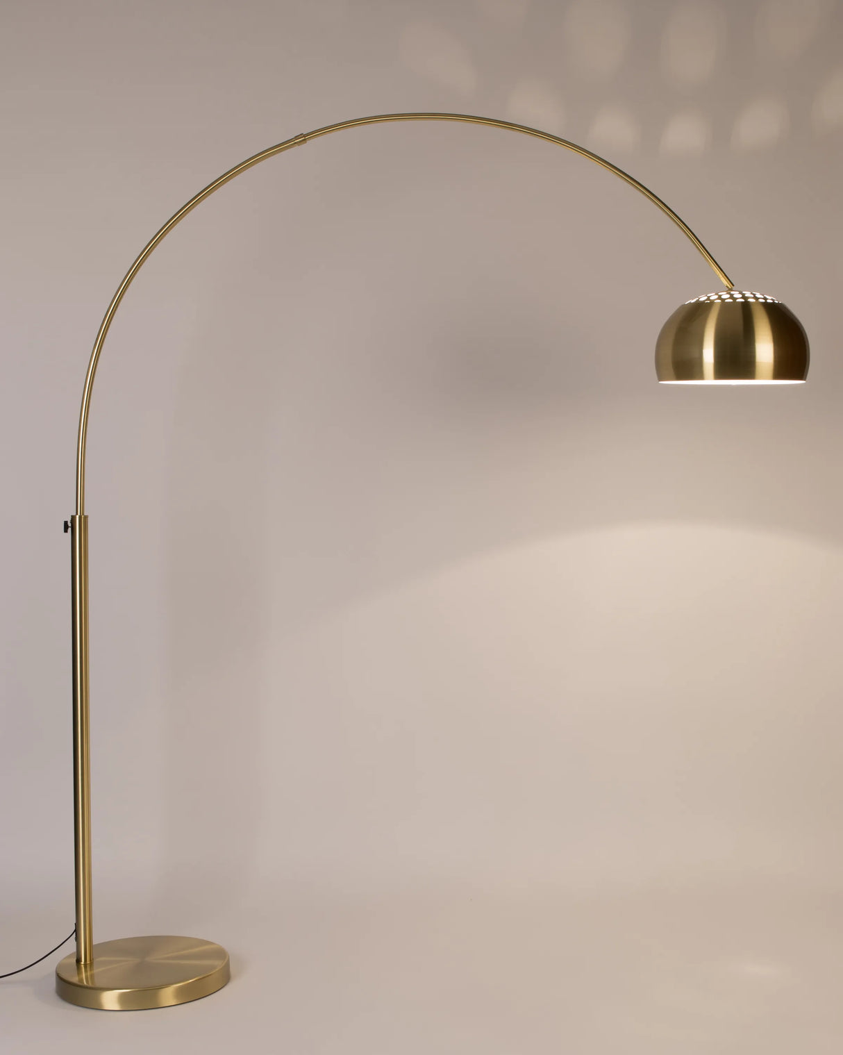 Metal Bow Stehlampe Messing von Zuiver – Produktbild 3