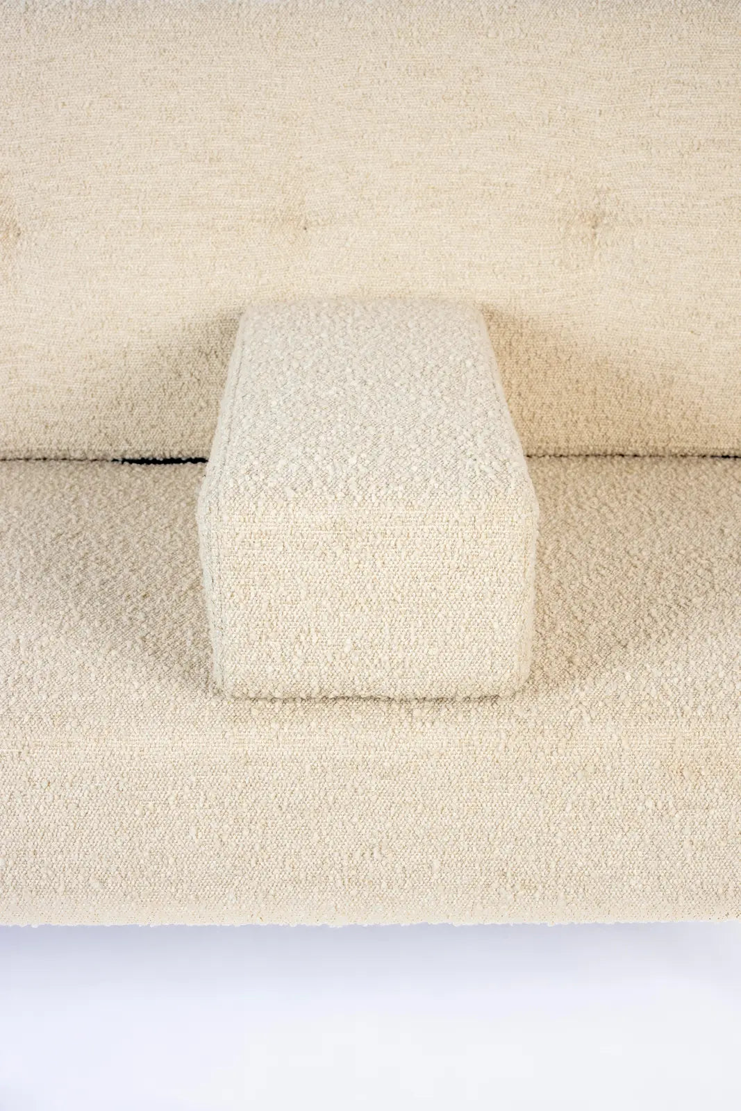 Sofa Bowie aus Stoff in Beige, 135×74×83 cm von Zuiver – Produktbild 5